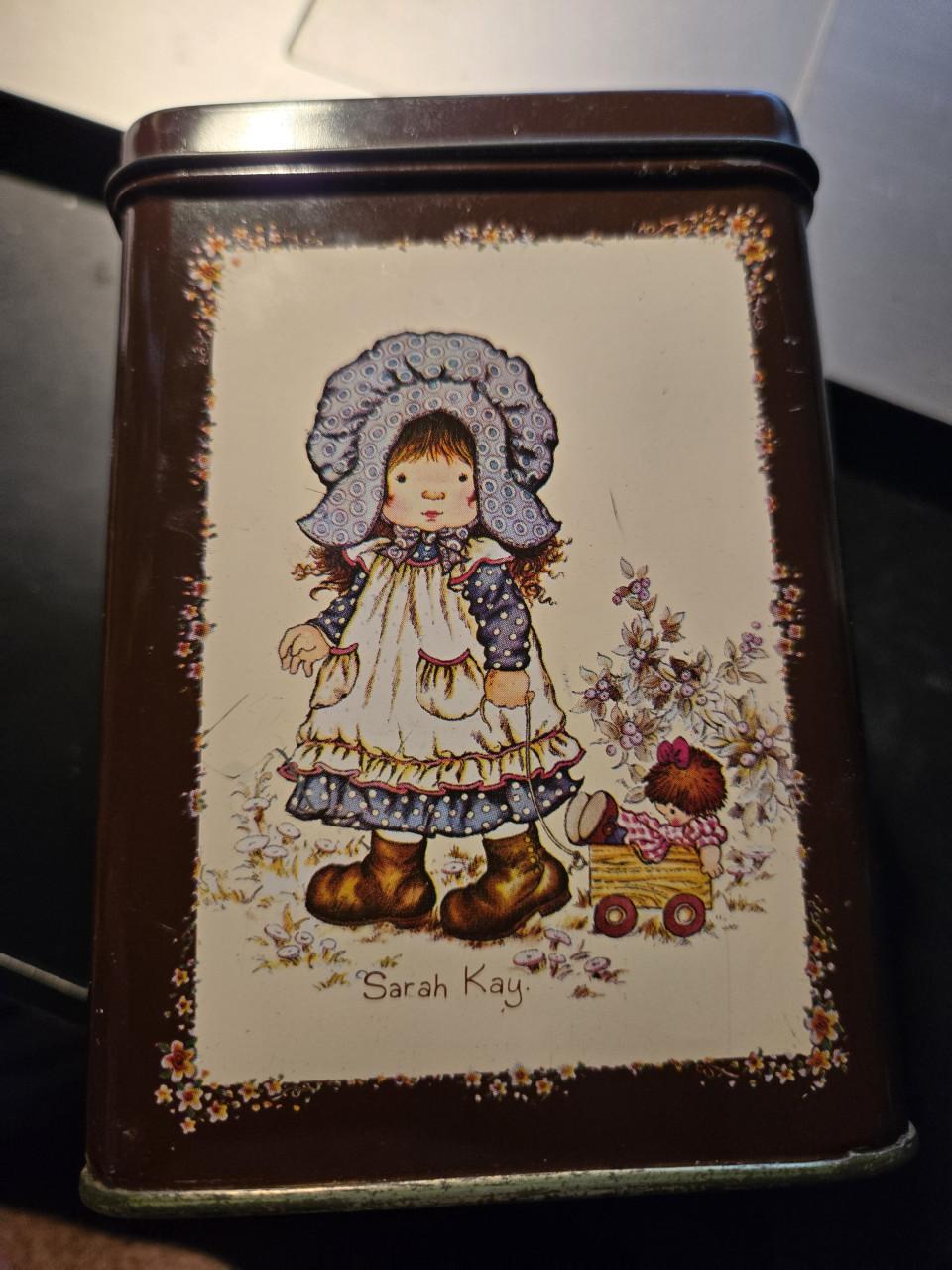 Vintage metalen blikje met een illustratie van Sarah Kay, 12x8.8x8.5cm