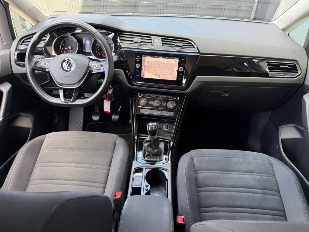 Volkswagen Touran 1.5 tsi 150pk highline | trekhaak | led | carplay | 17 in