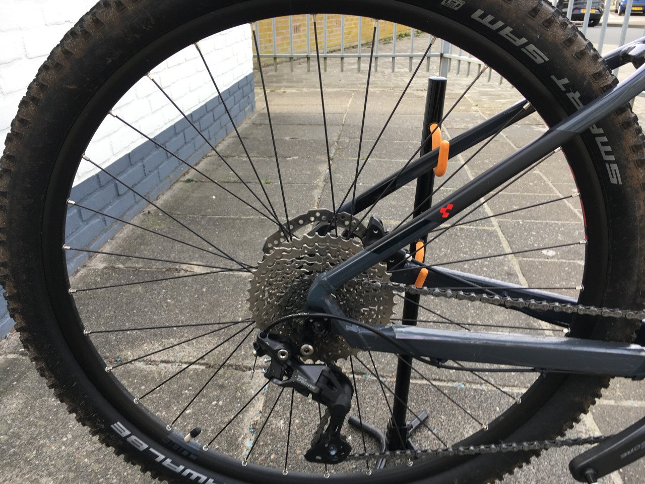Te koop z.g.a.n.super mooie mountainbike 29er cube Attention,Kleur grijs’