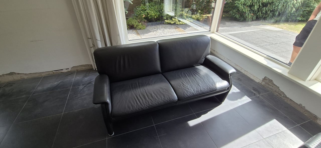 Leren bankstellen met glazen tafels in topstaat