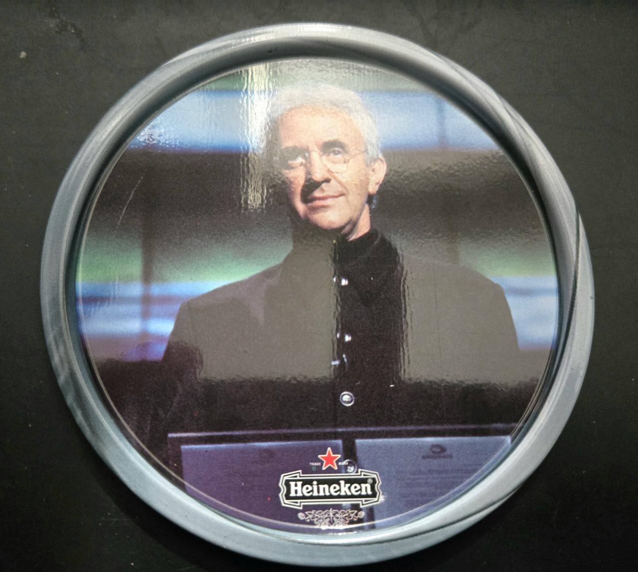 Blik met 9 bierviltjes van Heineken James Bond "Tomorrow Never Dies