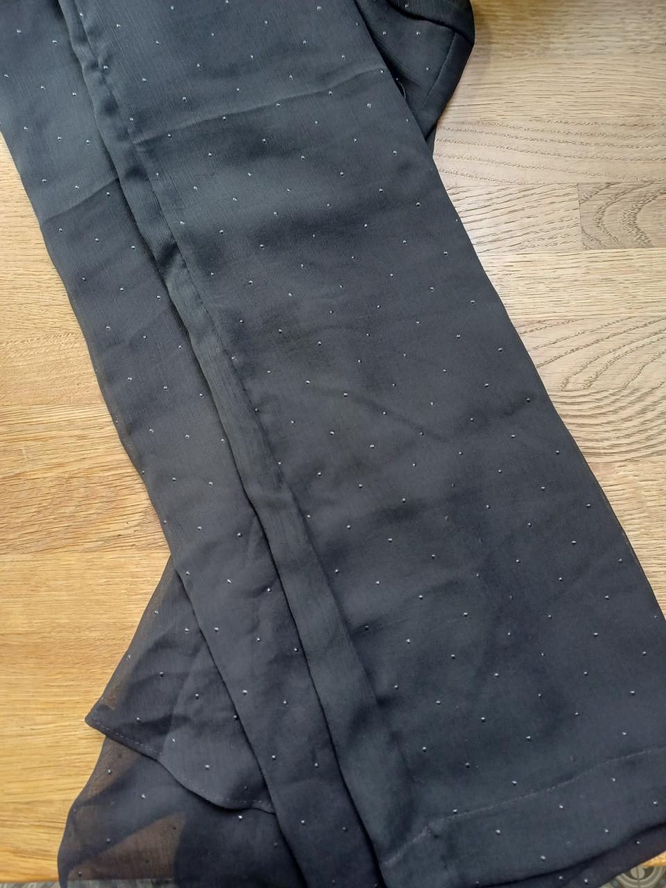 Als NIEUW: feestelijk zwart jurkje met leuke details, maat S