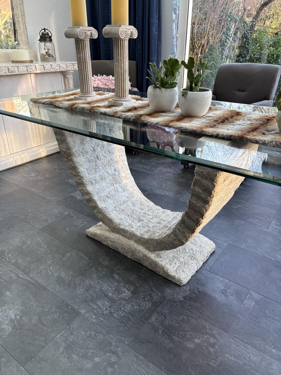 Eettafel, dressoir en bijzettafel