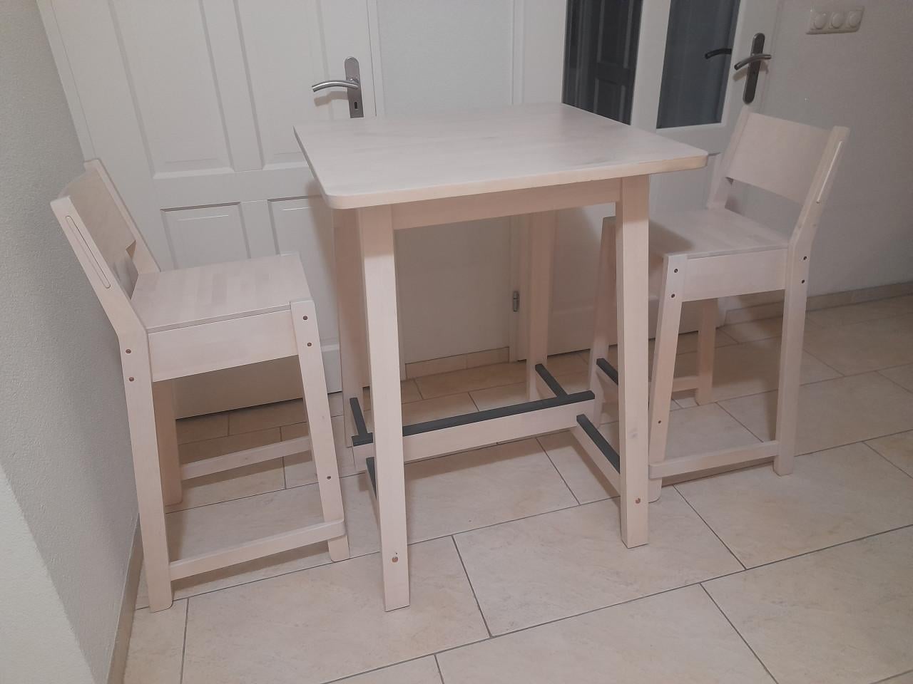 Bartafel 75 x 75 met 2 barkrukken (in goede nette staat )