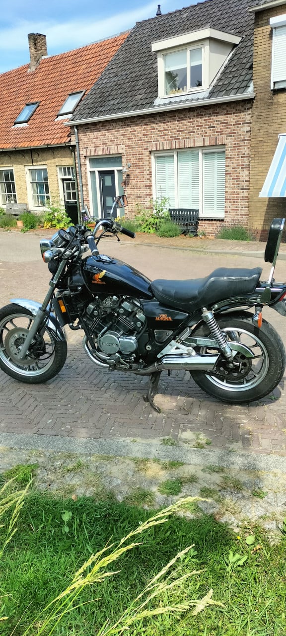 Honda Magna V30