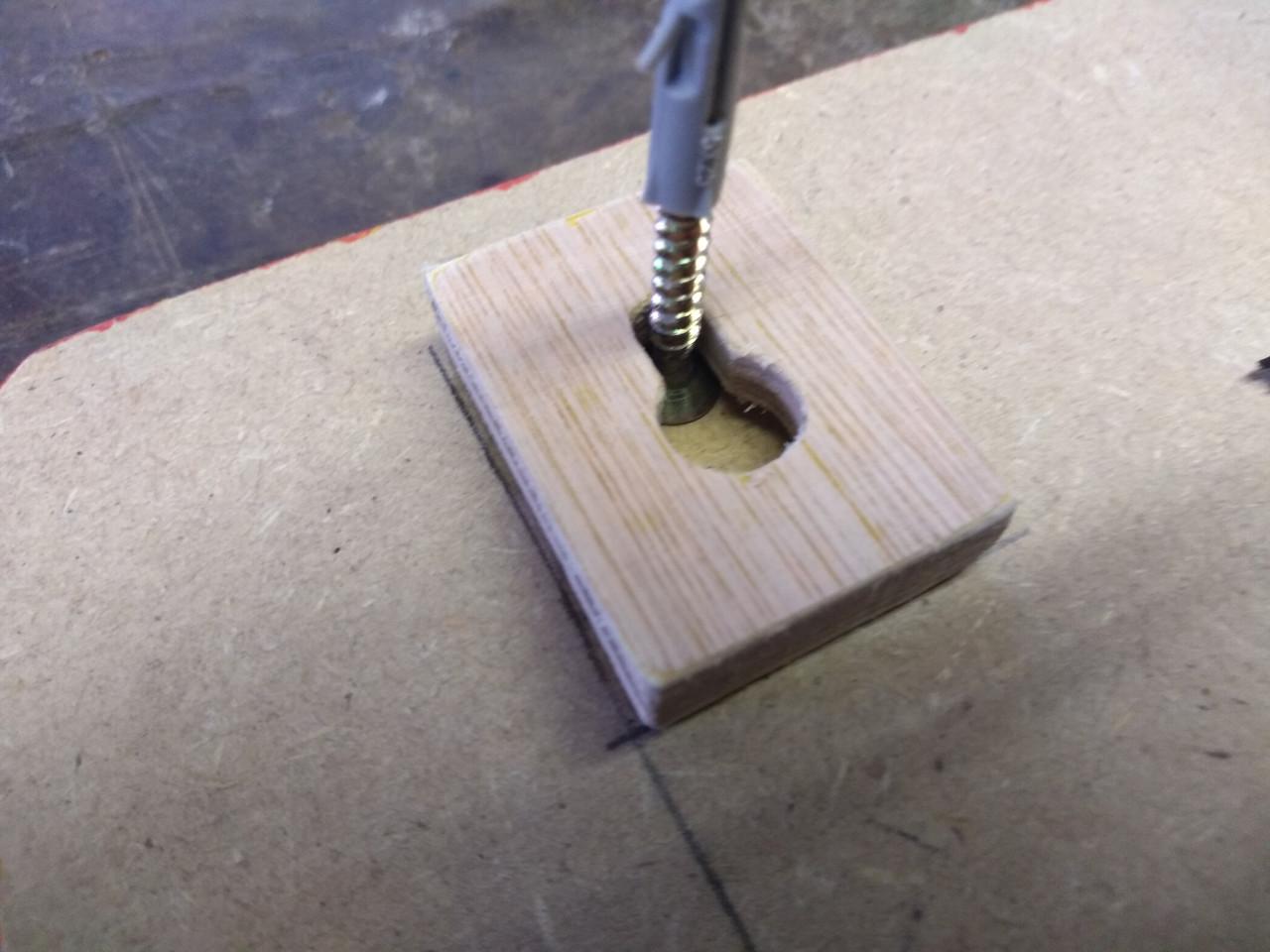 Te koop bord met tekst KISS