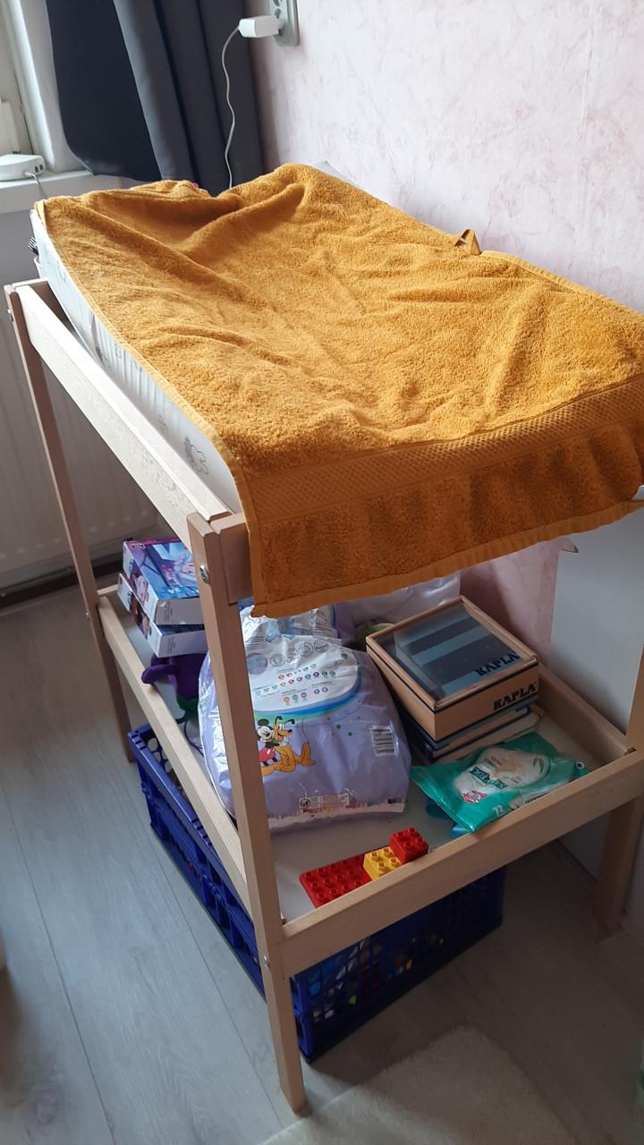 Babybedje inclusief aerosleepmatrasje en aankleedtafel