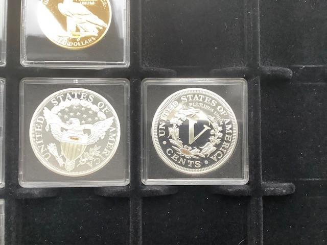 11 penningen / munten USA in luxe houten cassette.