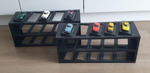 2 rekjes of display voor 15 autootjes per display 1:43 Atlas