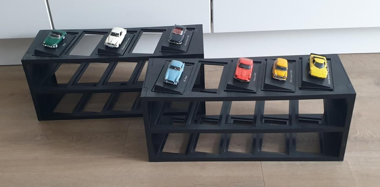 2 rekjes of display voor 15 autootjes per display 1:43 Atlas