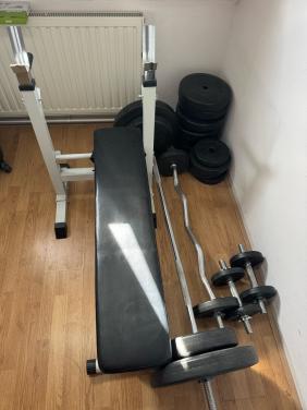 Fitnessbank met halters en 144kg gewichten