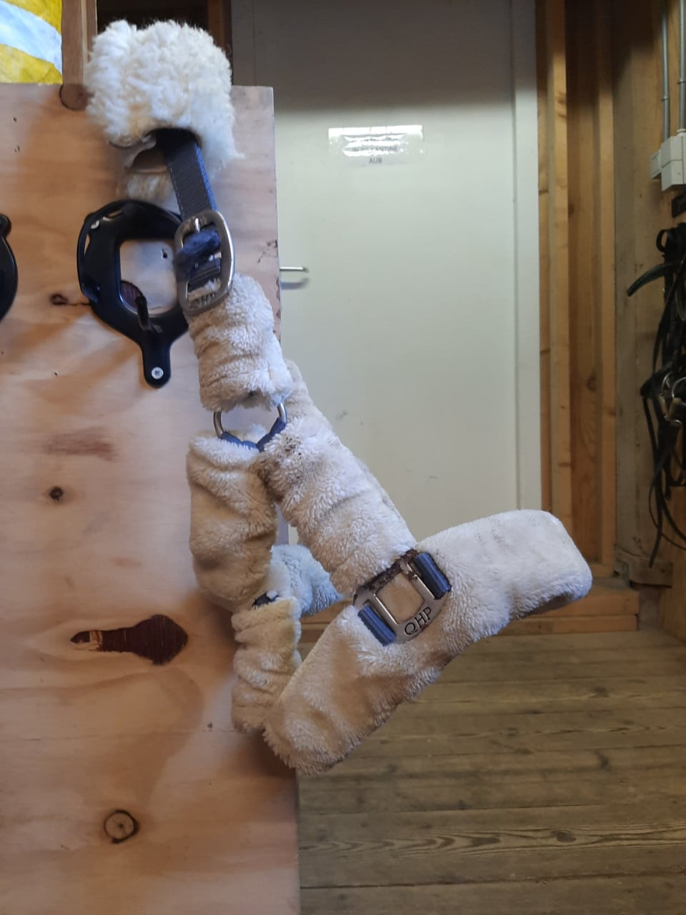 Halster met bont QHP maat shet