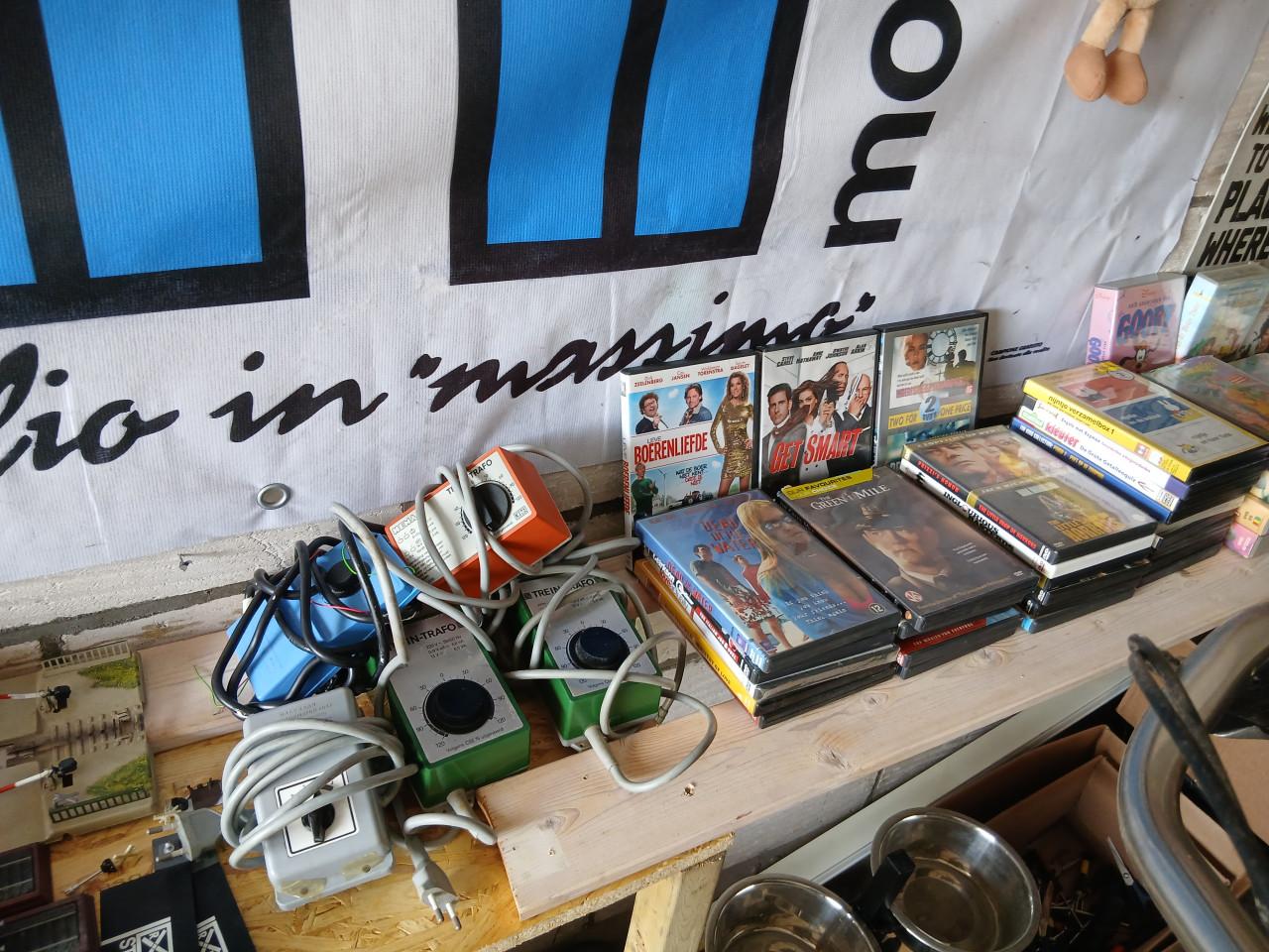 Te koop garage/schuurverkoop allerlei spulletjes koopje in een koop