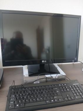 Te koop beeldschem,muis en toetsenbord