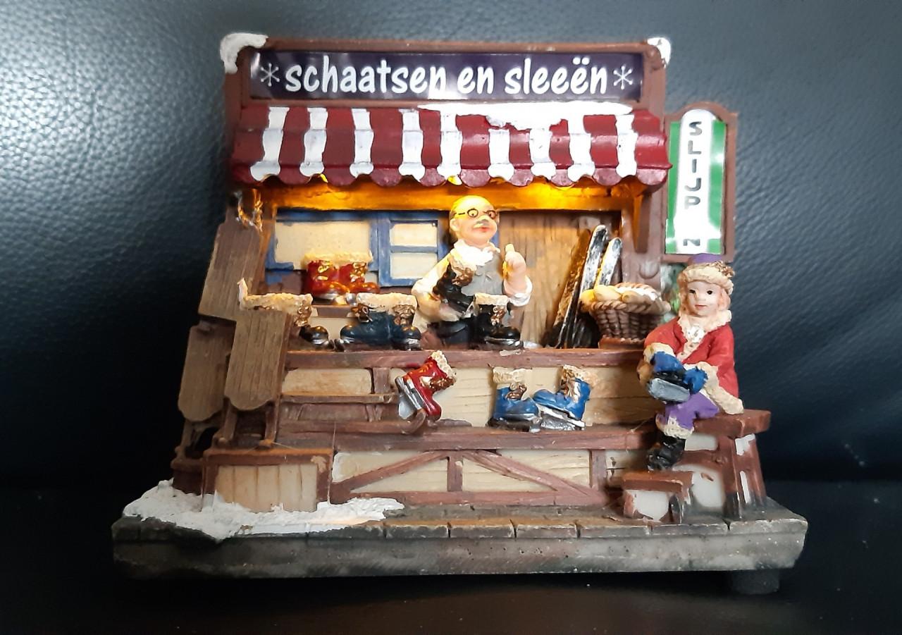 Kersthuisje, kersdecoratie met verlichting, groente & fruitkraam