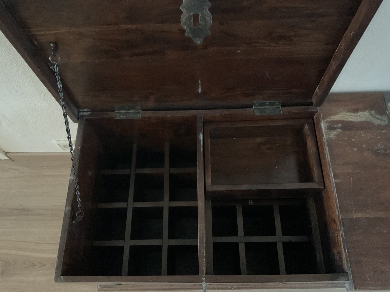 Koloniale houten kist / salontafel met opbergruimte
