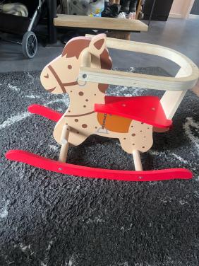 Houten schommelpaard – zo goed als nieuw!