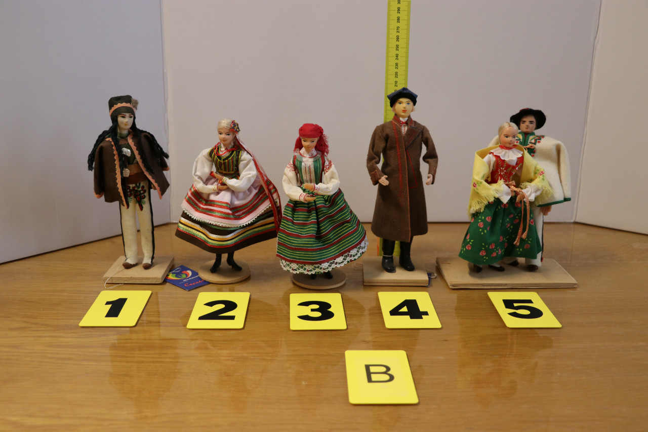 Klederdracht poppen uit Polen 13 cm: A.1 t/m 3 : 1 persoon €.5,00 p.stuk.