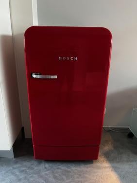 Rode Bosch retro koelkast met vriesvak