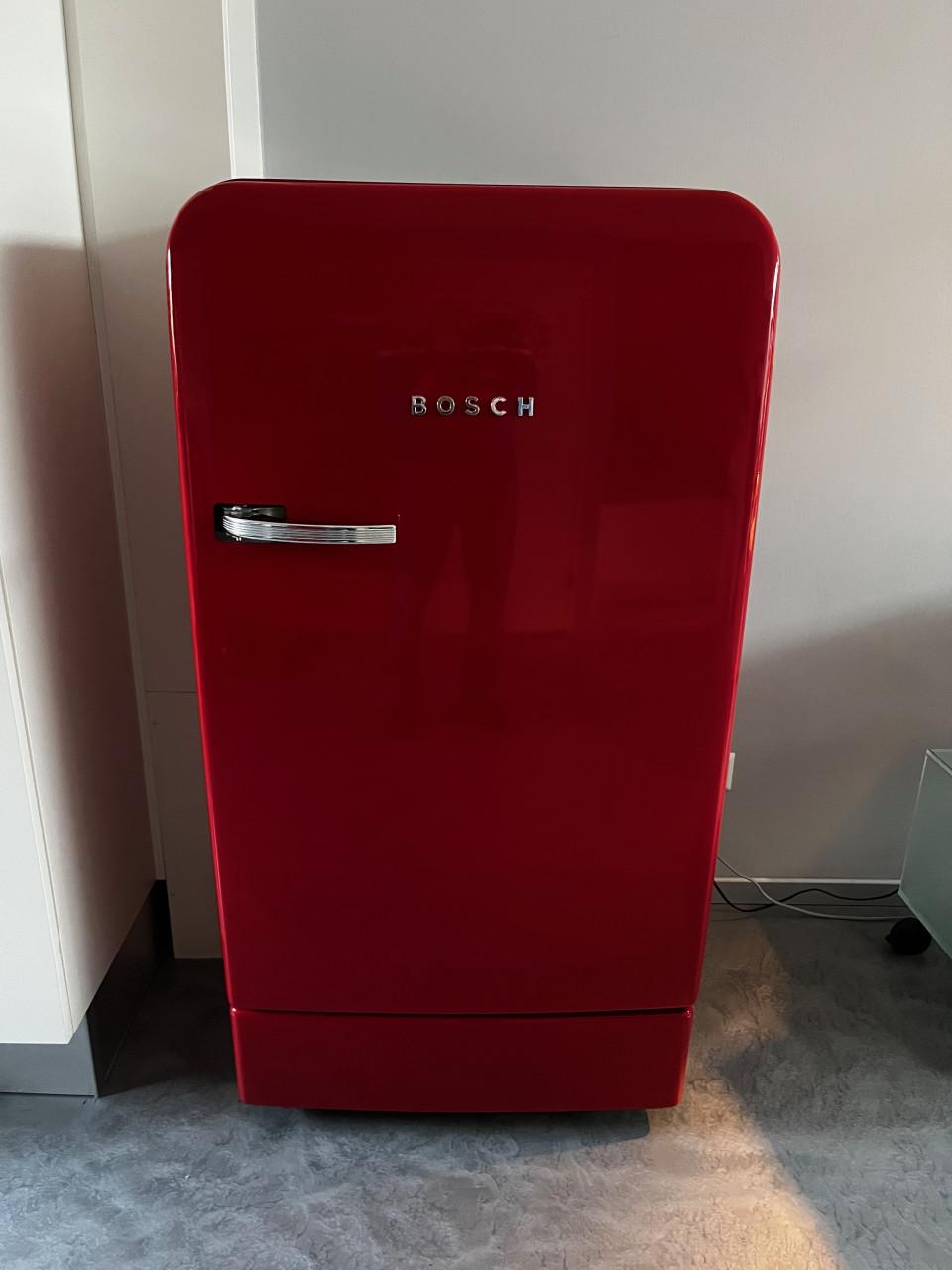 Rode Bosch retro koelkast met vriesvak