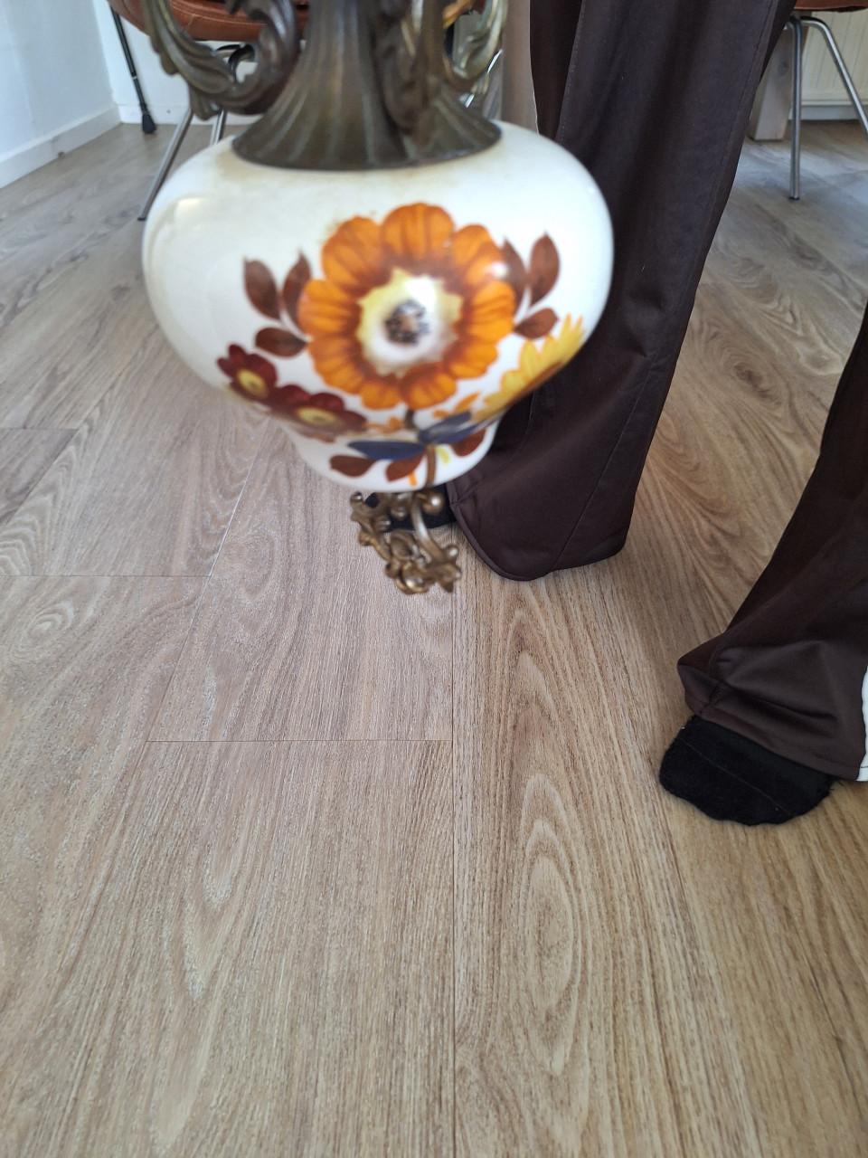 Vintage hanglamp met bloemmotief werkt op elektrisch