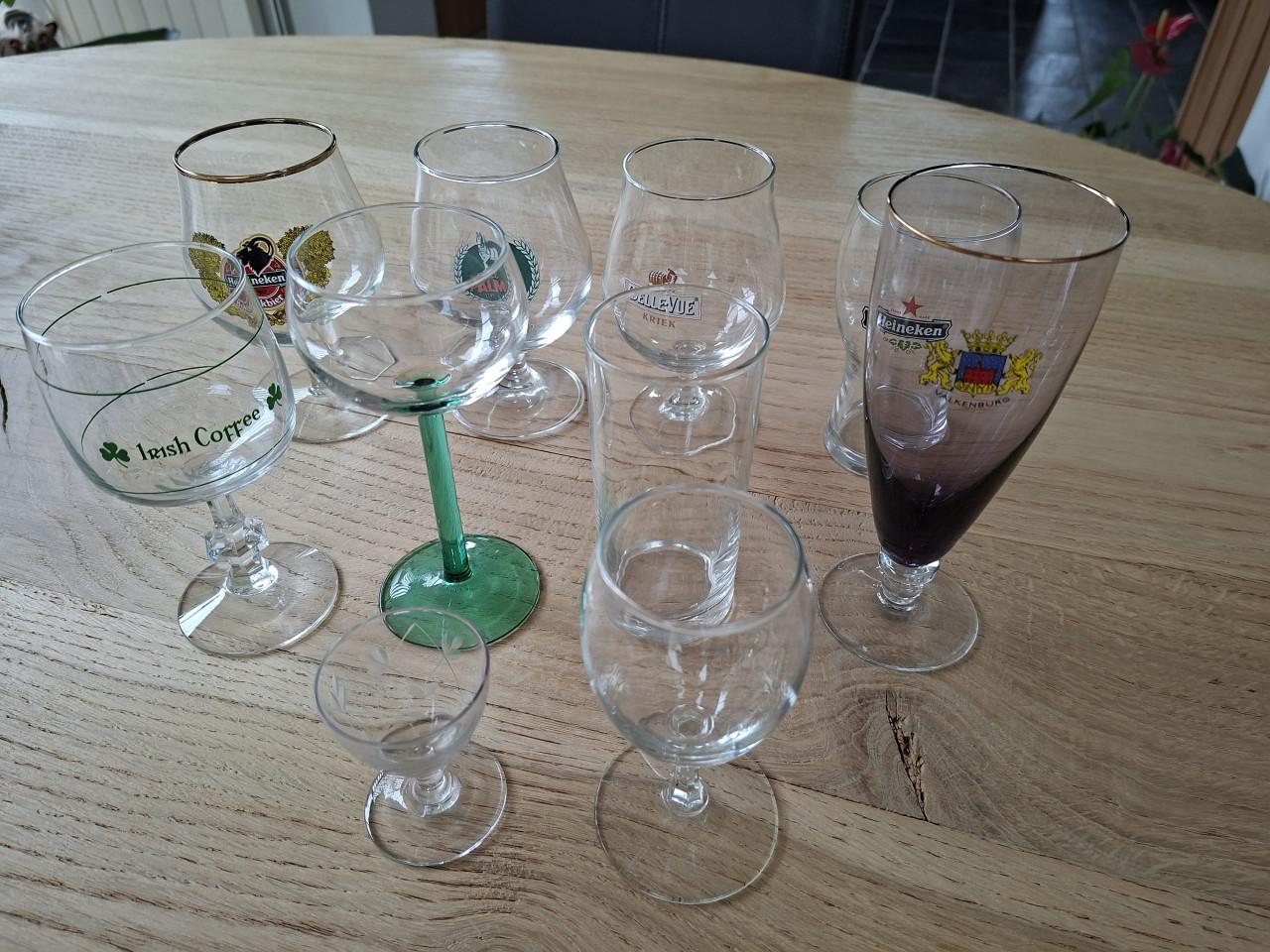 Glazen en kopjes