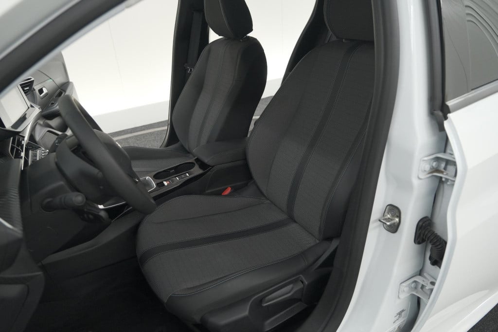 Peugeot 208 puretech 100 allure pack | camera | apple carplay | stoelverwar