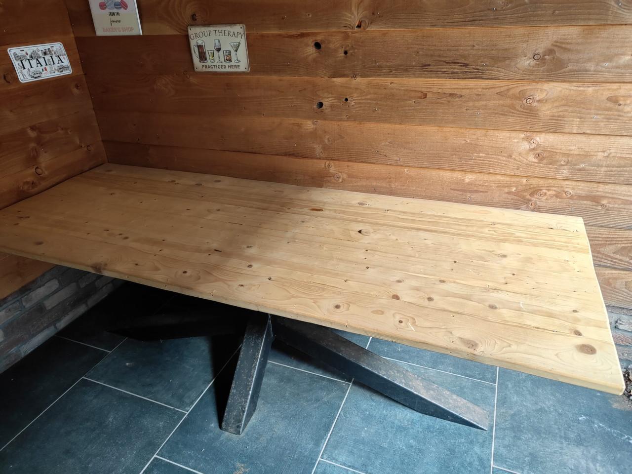 Mooie industriële tuintafel