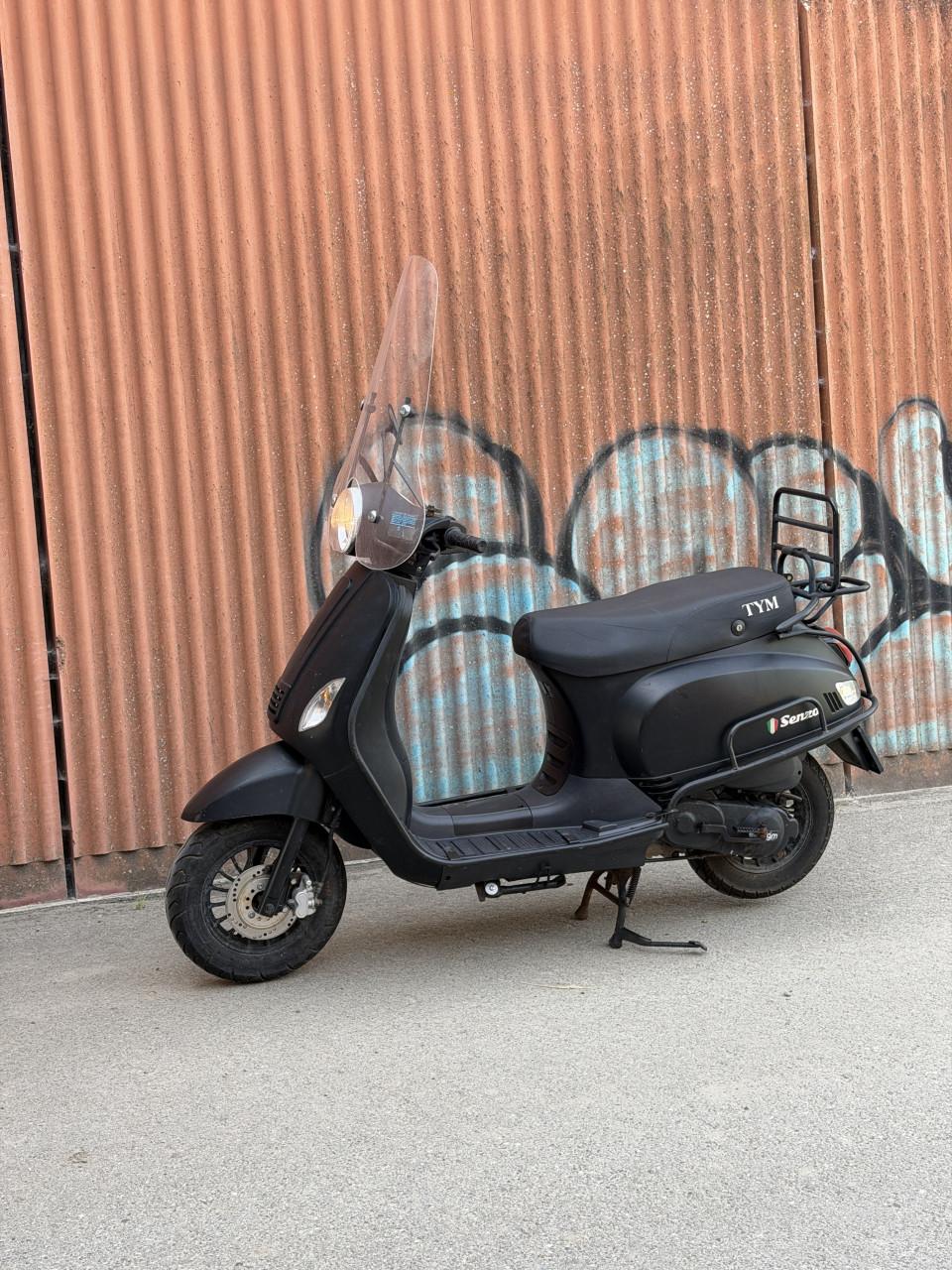 AGM VX50 scooter 45km/h 6600km met Windscherm Valbeugels