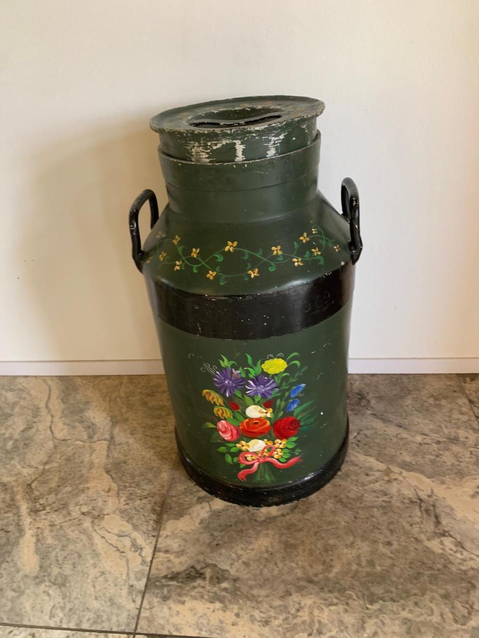 Beschilderde melkbus