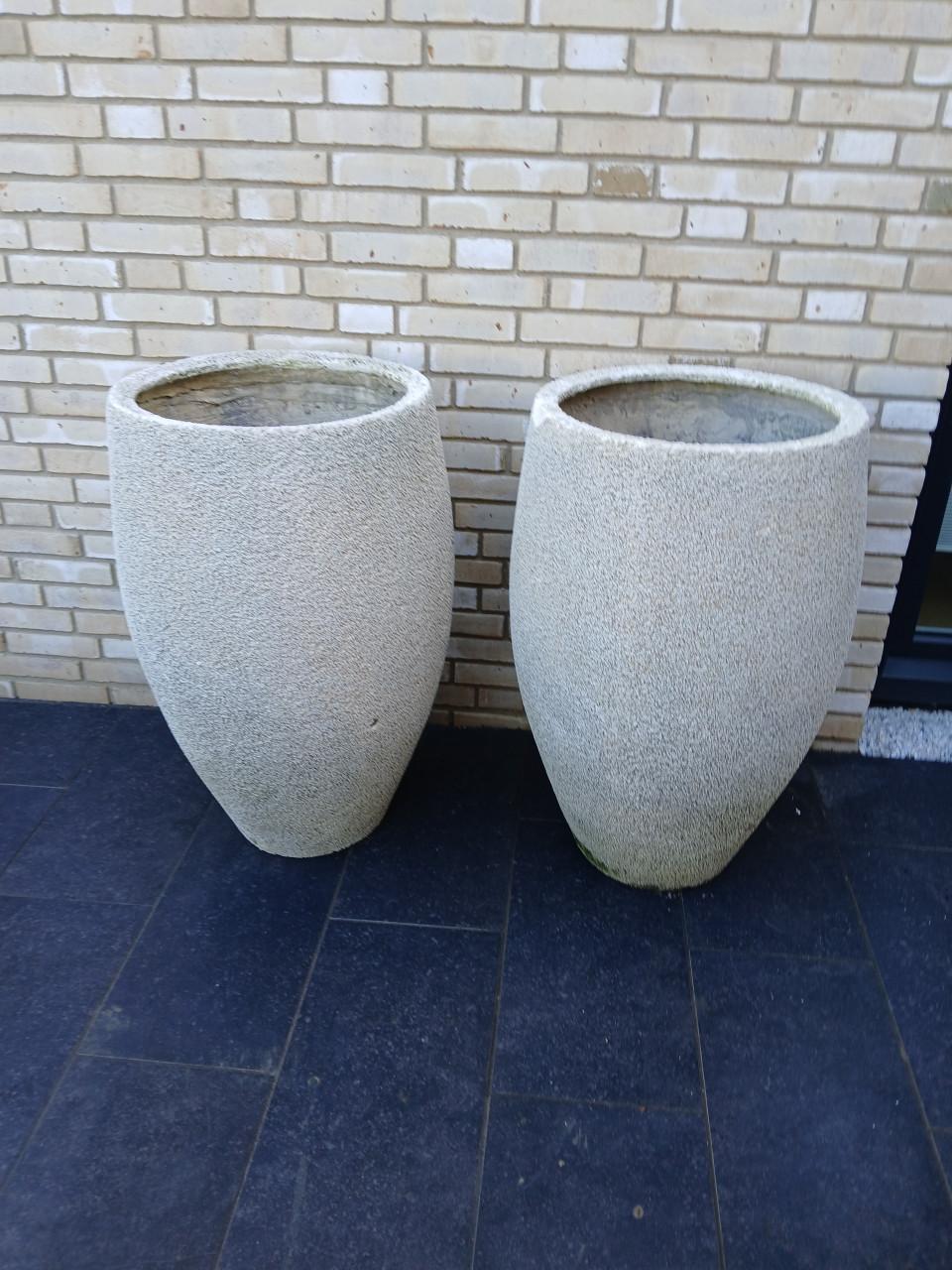 2 buitenpotten, merk Capi.