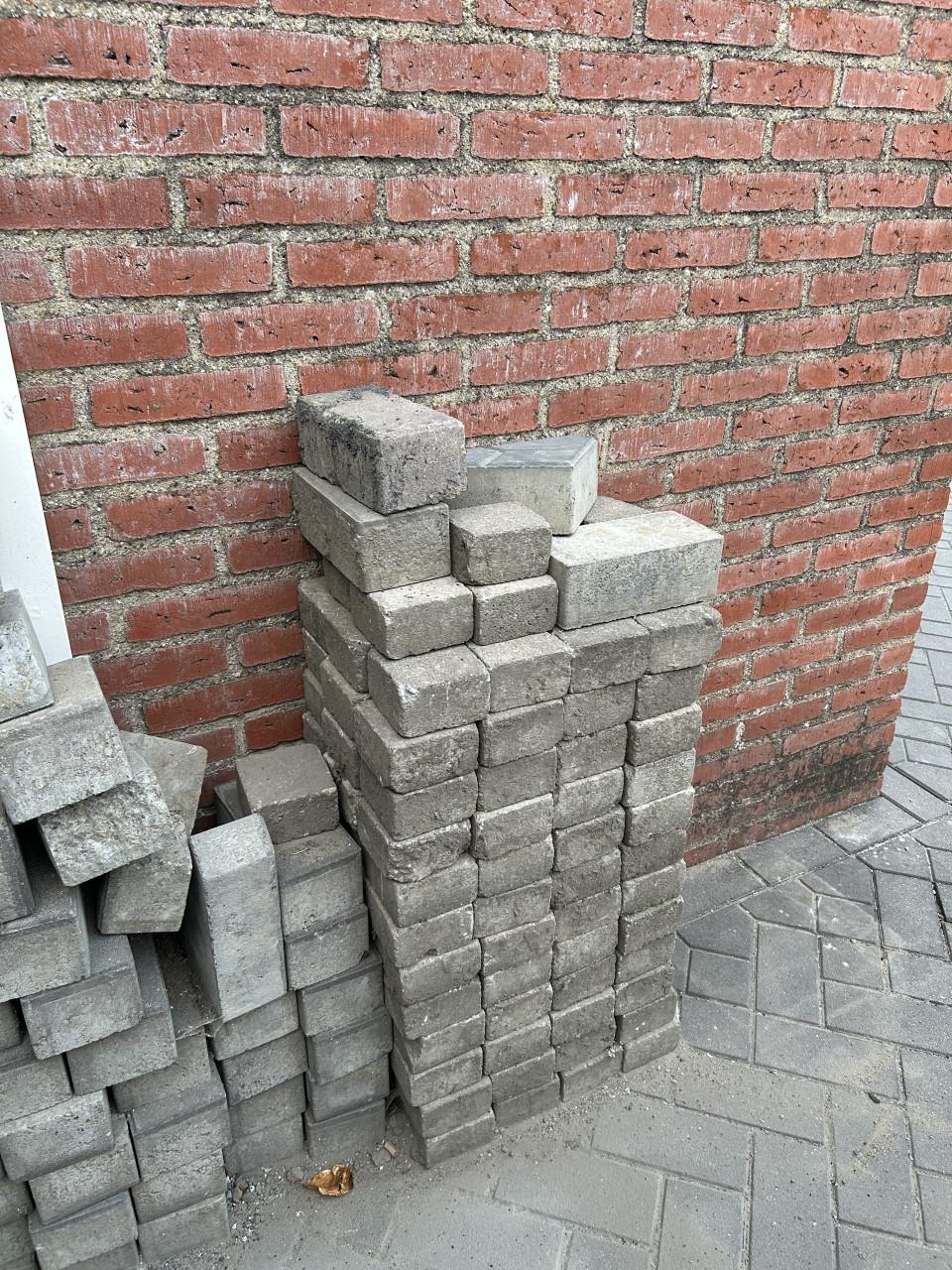 Grijsblauwe betonklinkers gratis afhalen