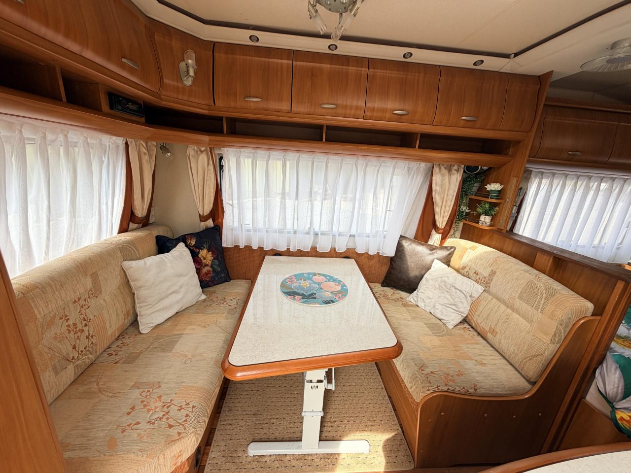 Hobby 410 SFE caravan met voortent en mover (zeer compleet!)