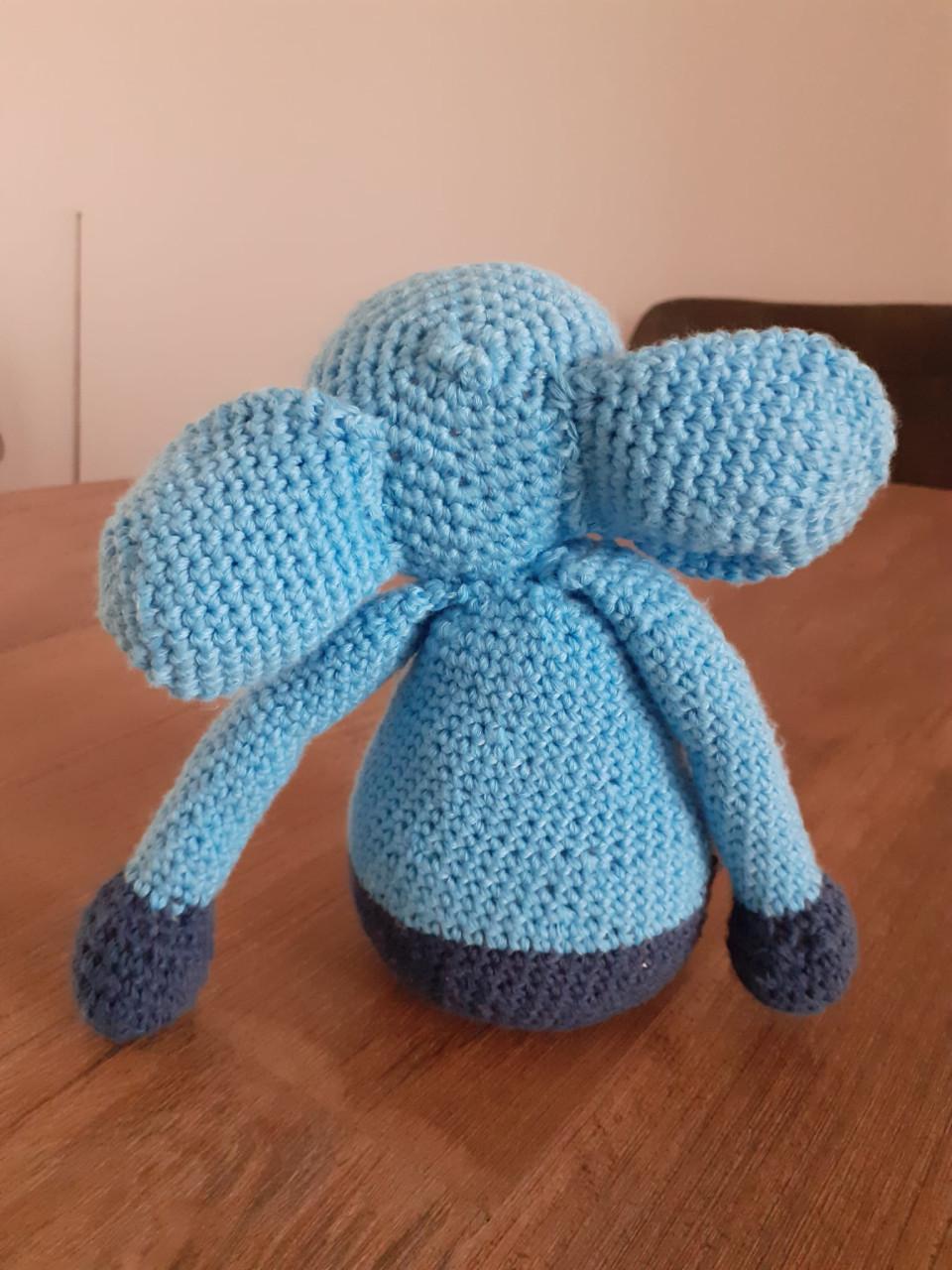 Gehaakte tuimelaar, 2 stuks: 1 olifant en 1 hond - 5 euro per stuk