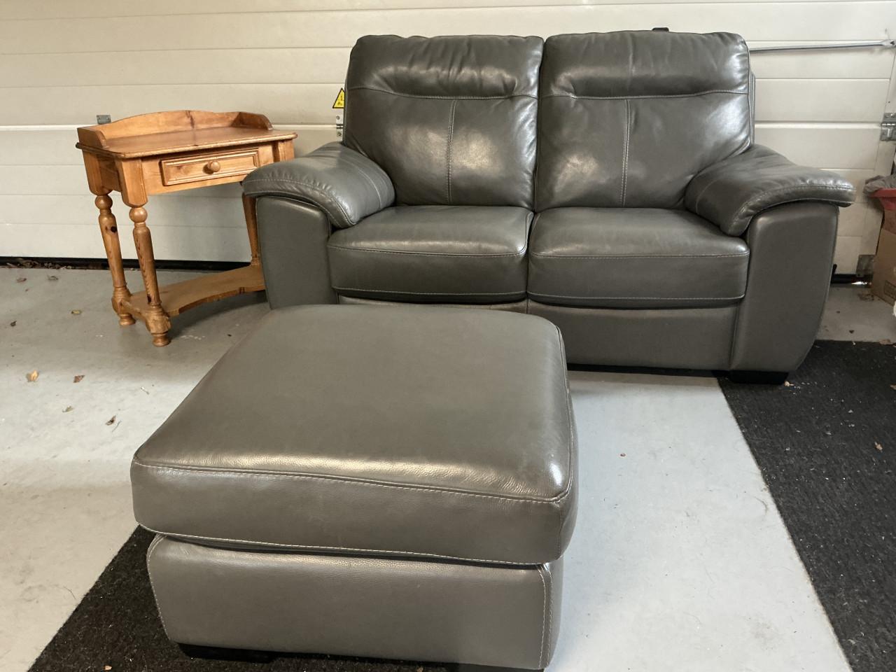 Vrijwel ongebruikte leren 2 zitbank met hocker