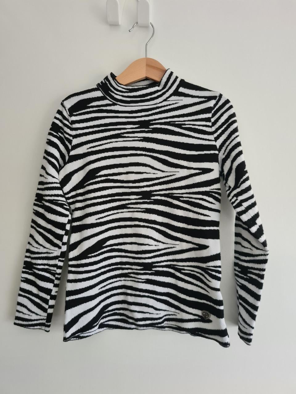 Leuk zwart-wit truitje van D-Zine met een trendy zebraprint. Mt 146-152