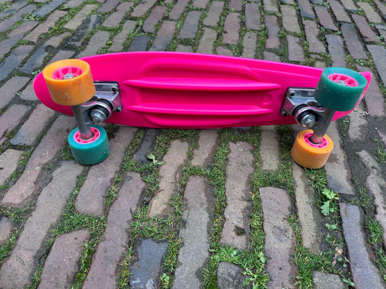 Skatebord fluor roze.