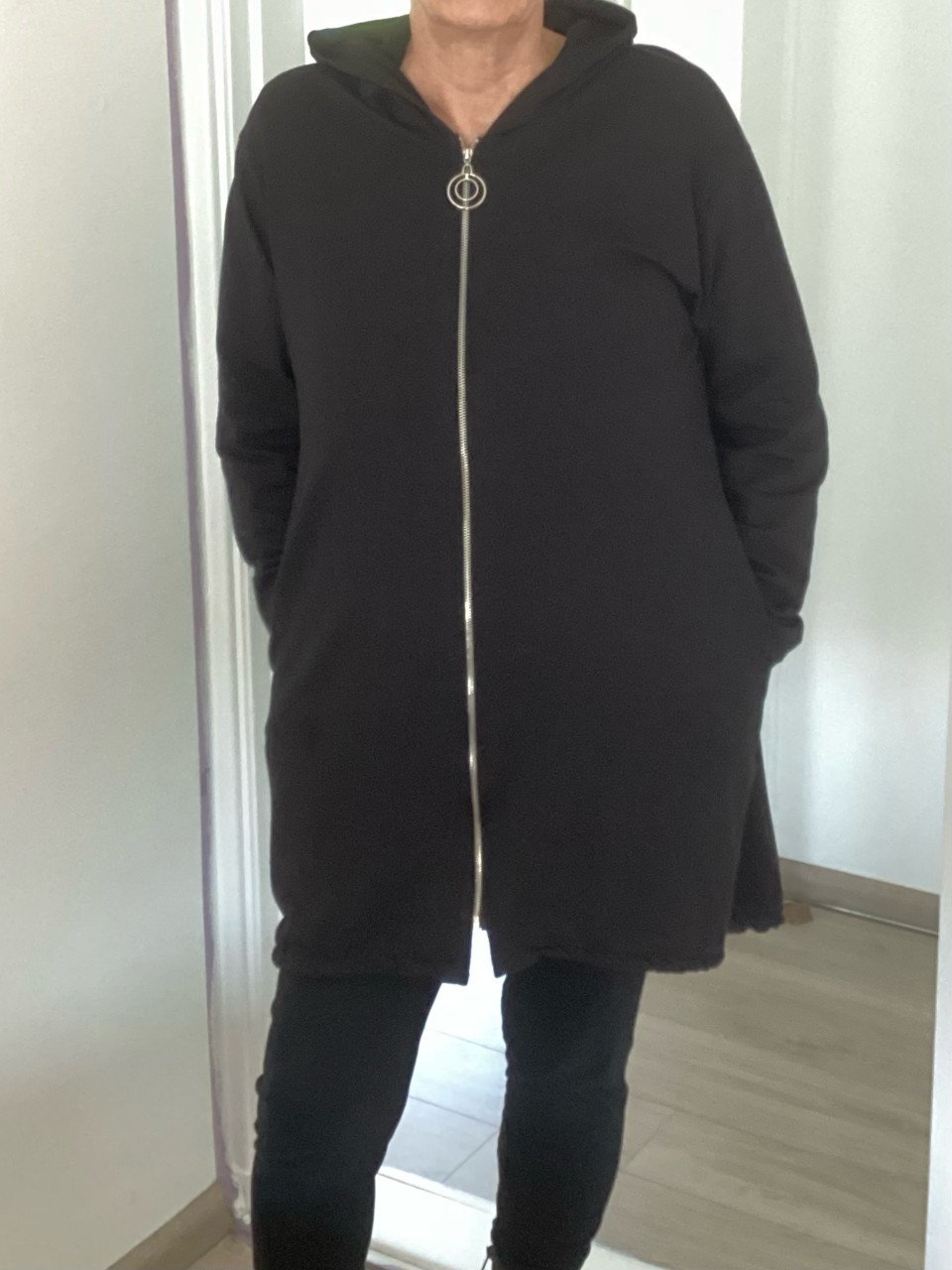 Mooi vest met letters op de rug maat L zgan en capuchon