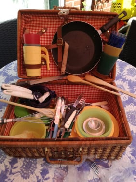 Camping picknickmand met inhoud