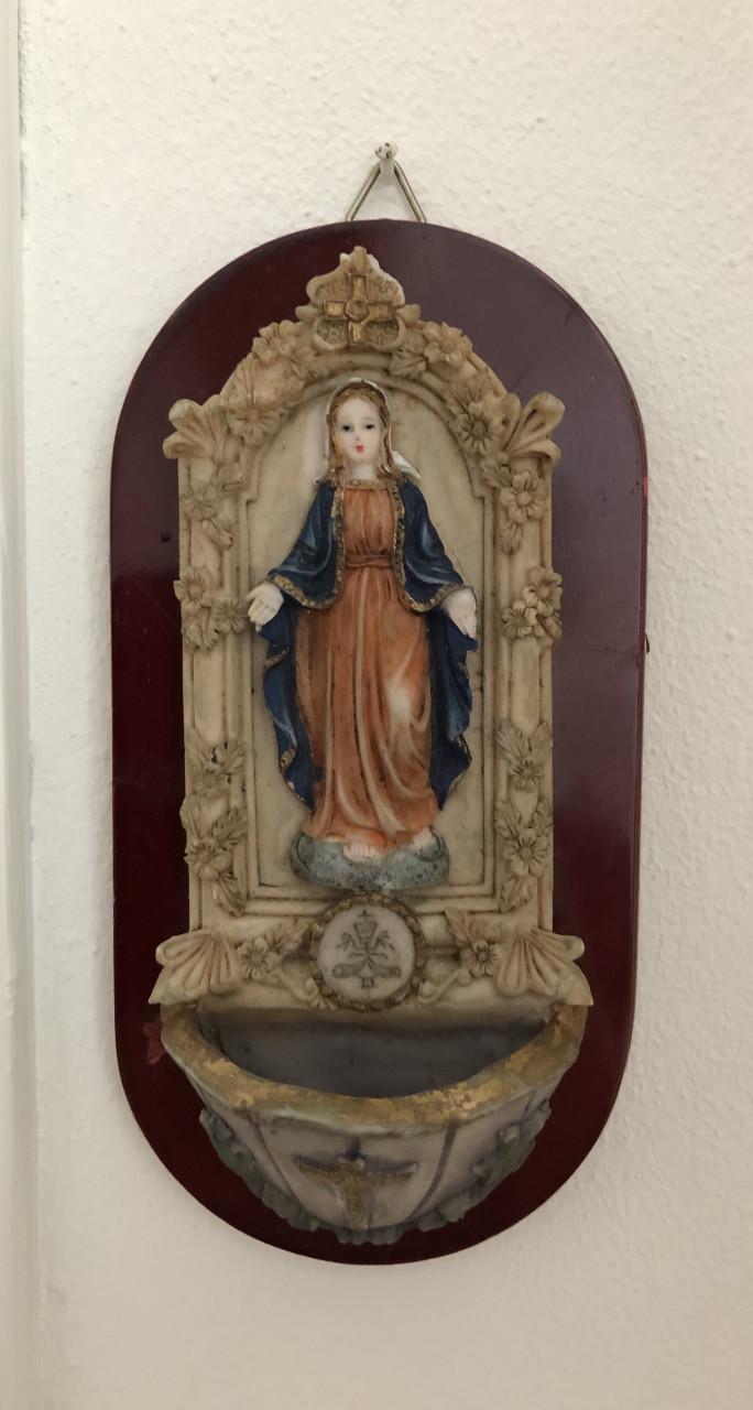 Zeer mooi gedetailleerd brocante heilig wijwaterbakje met Maria