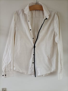 Heren/jongens blouse gebroken wit met een gemêleerd zwart pikkeltje. Kiomi.