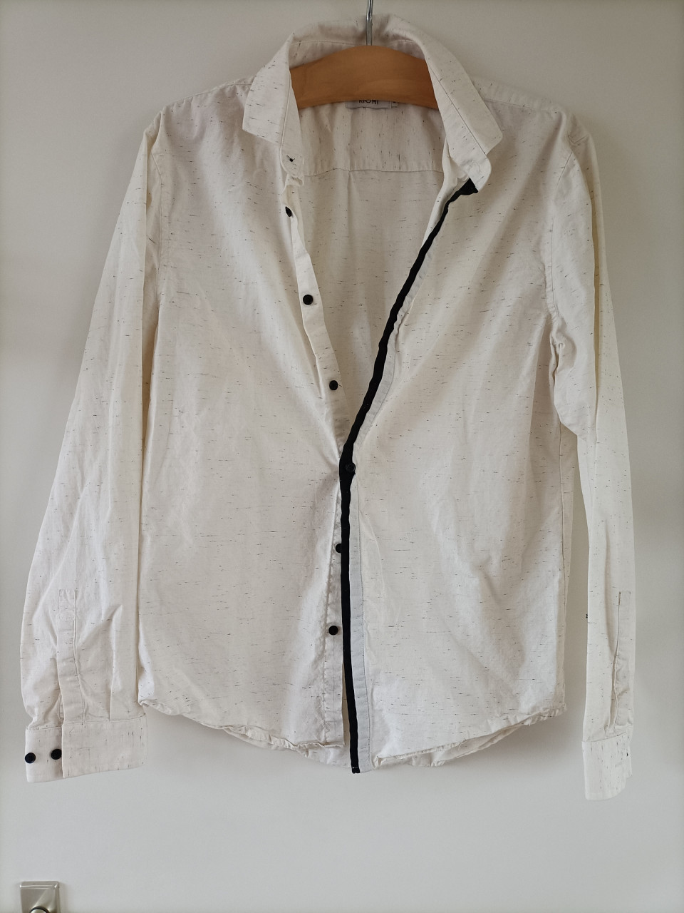 Heren/jongens blouse gebroken wit met een gemêleerd zwart pikkeltje. Kiomi.