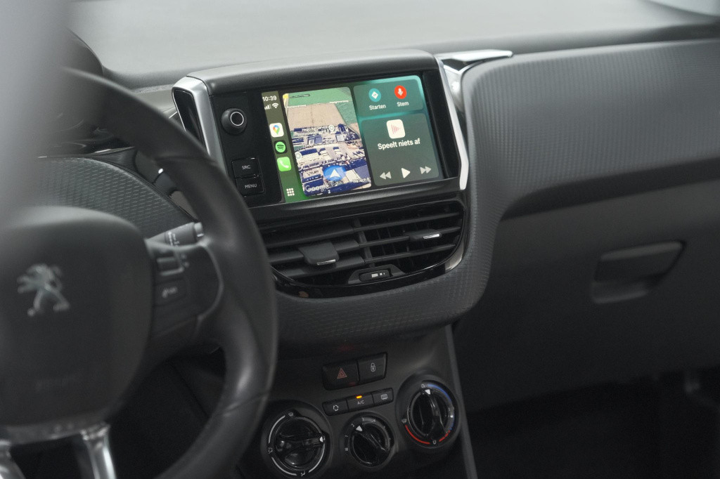 Peugeot 2008 puretech 82 blue lion | trekhaak | panoramadak | navigatie | p