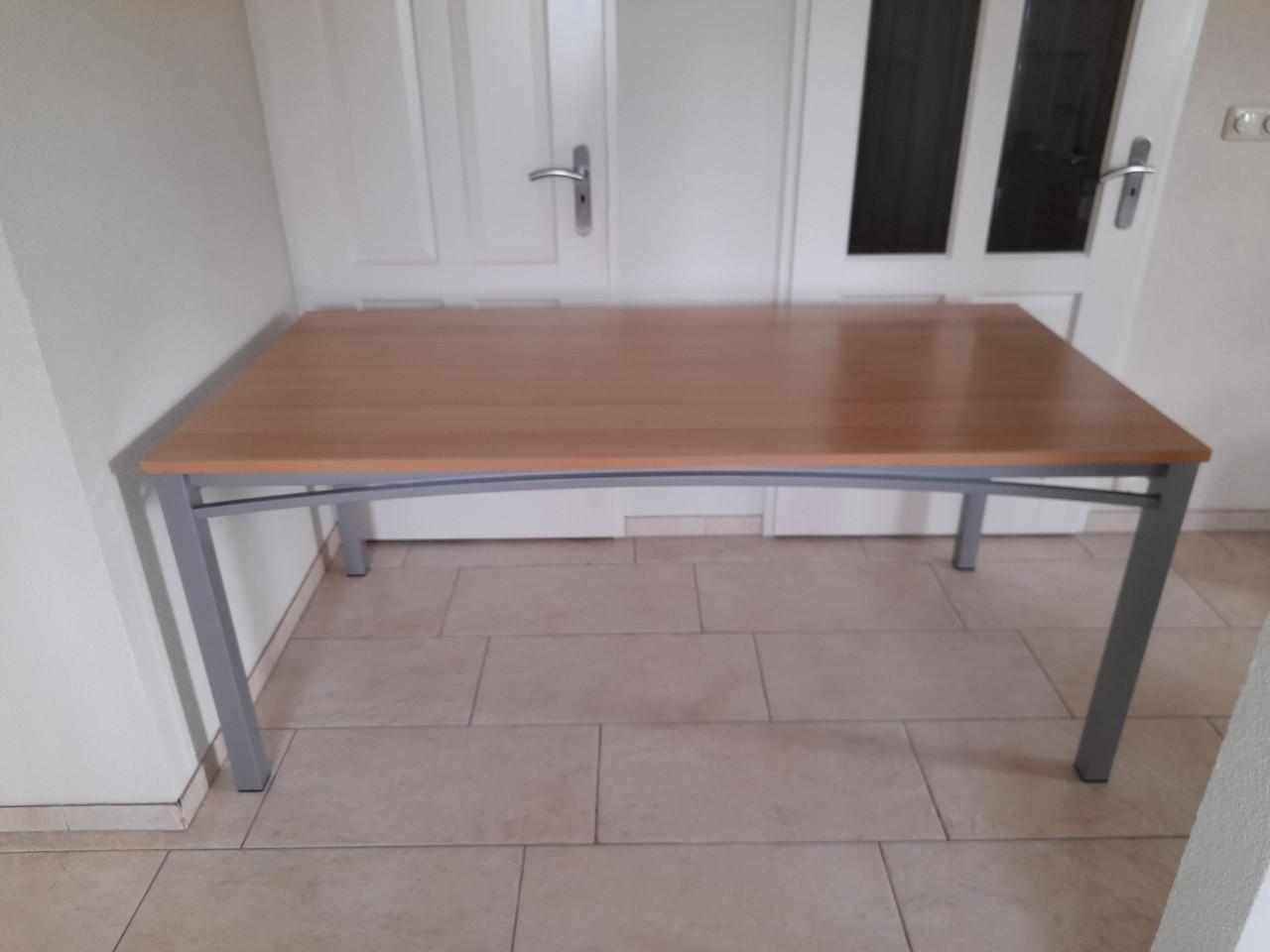 Tafel / bureau  180 x 90 x 74H ( in goede nette staat )