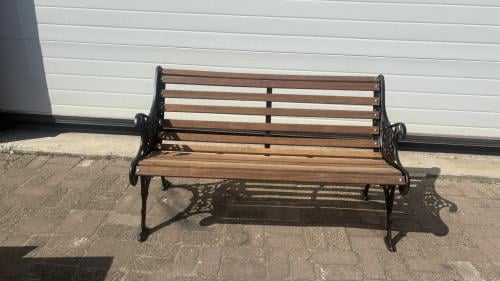 Tuinbankje met gietijzeren zijkanten