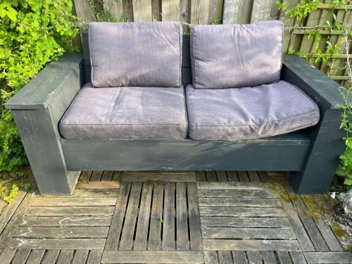 Houten banken 2 stuks incl kussenset en kussen kist