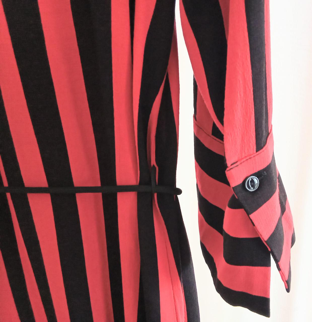 Aparte jurk, rood met zwarte strepen. Merk Anna van Toor