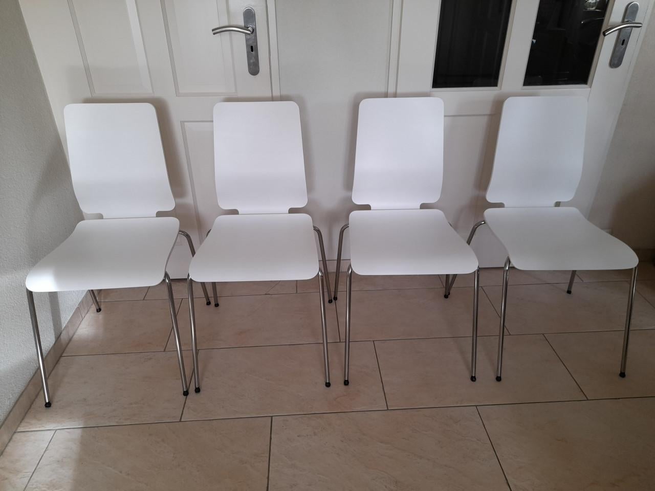 4 Witte houten stoelen ( in goede staat )