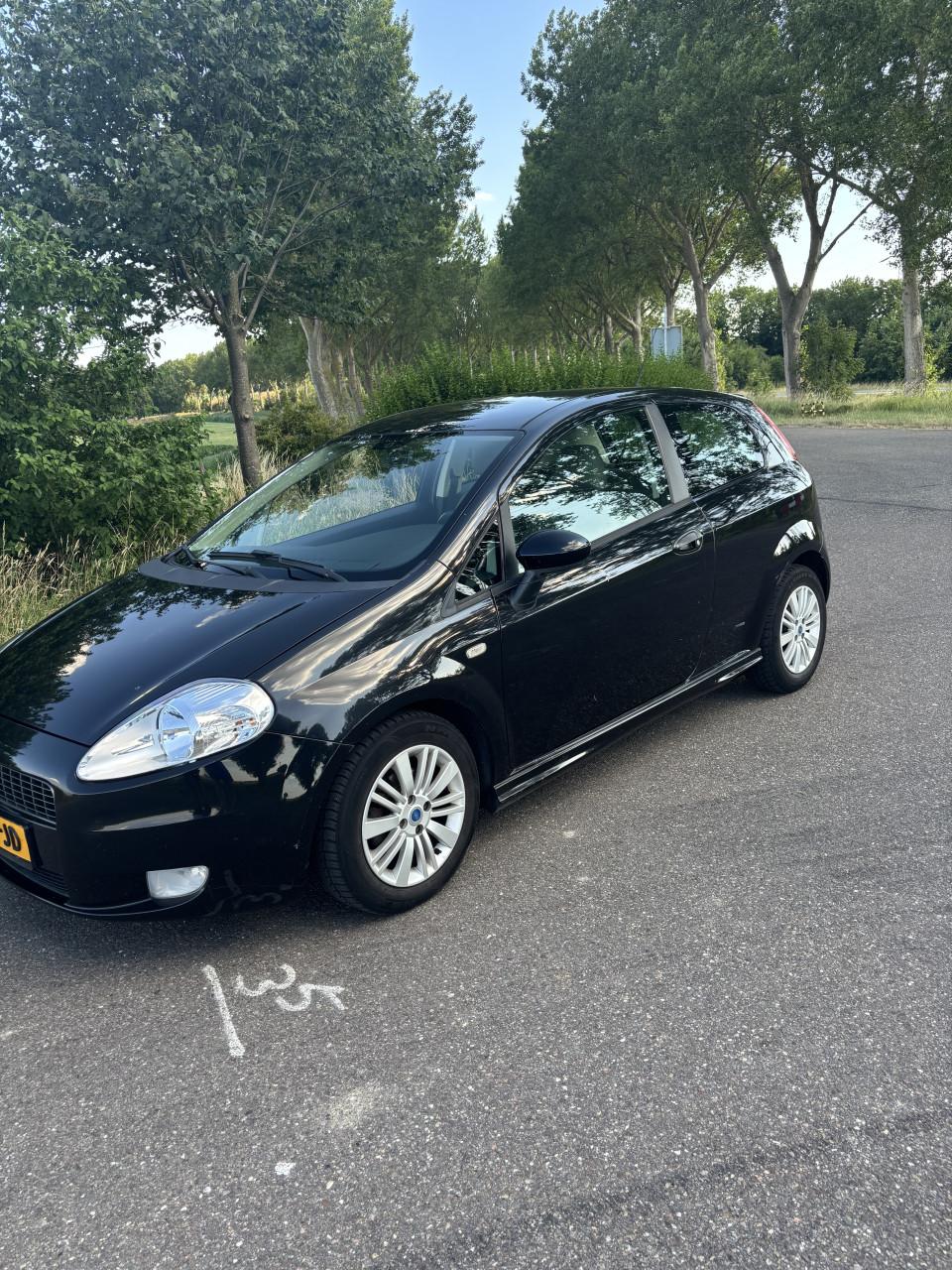 Zwarte fiat punto