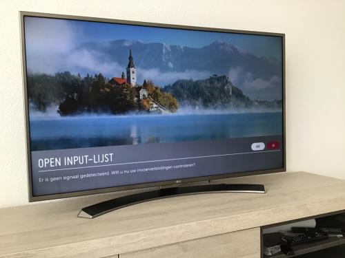 LG TV 49 inch/124 cm